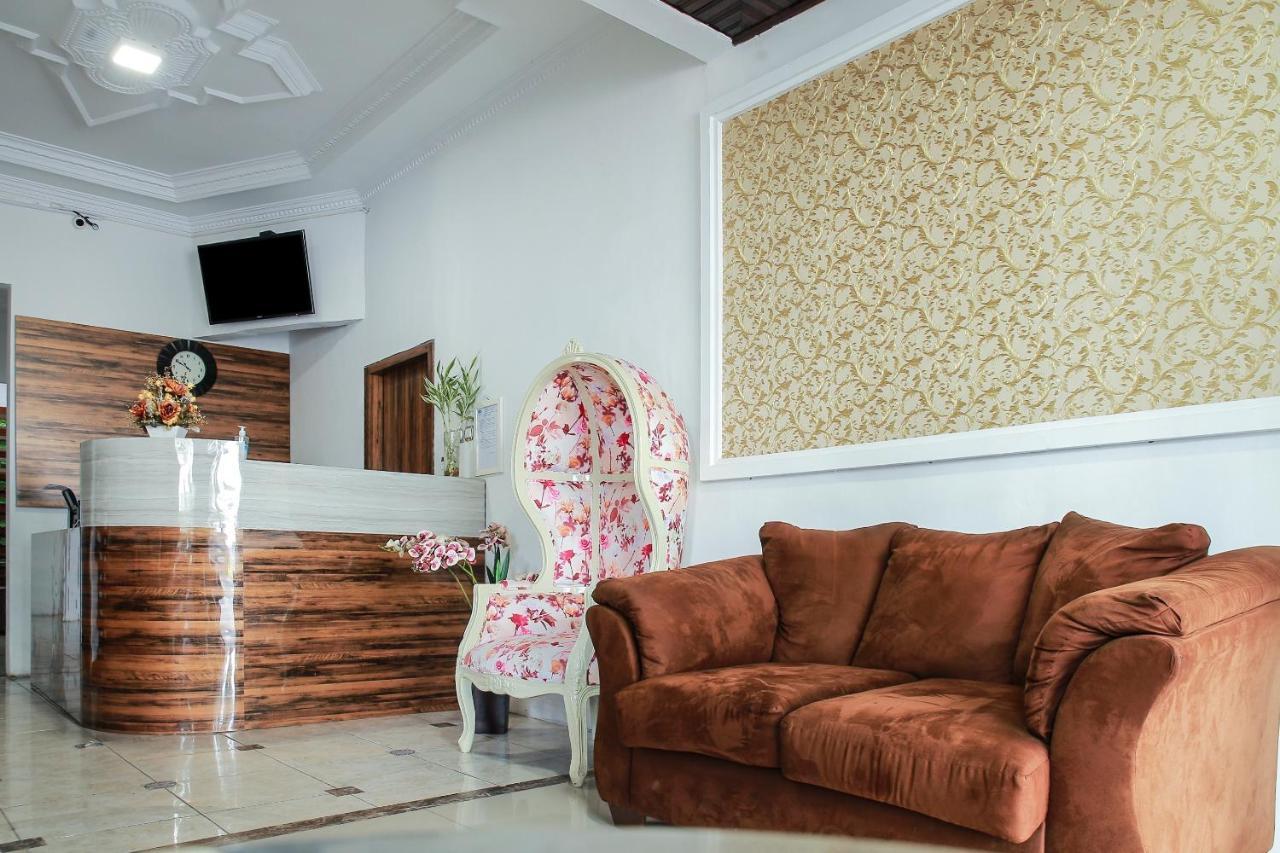 Oyo 90221 Makarim Guest House Syariah Pangkalan Bun Exterior photo
