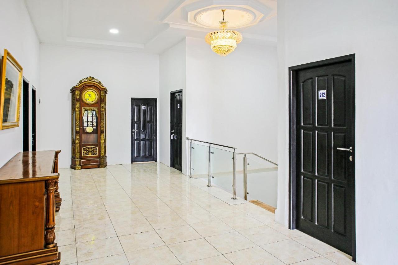 Oyo 90221 Makarim Guest House Syariah Pangkalan Bun Exterior photo