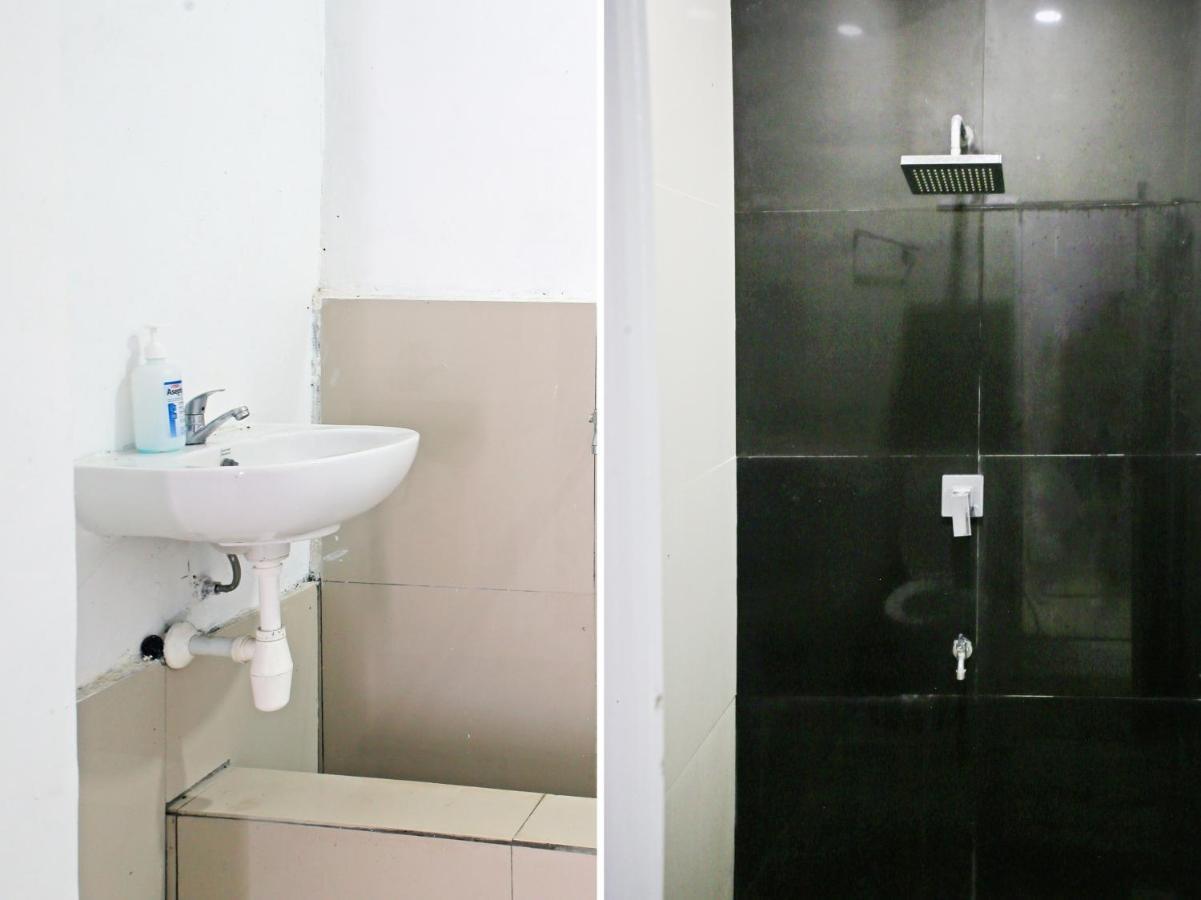 Oyo 90221 Makarim Guest House Syariah Pangkalan Bun Exterior photo